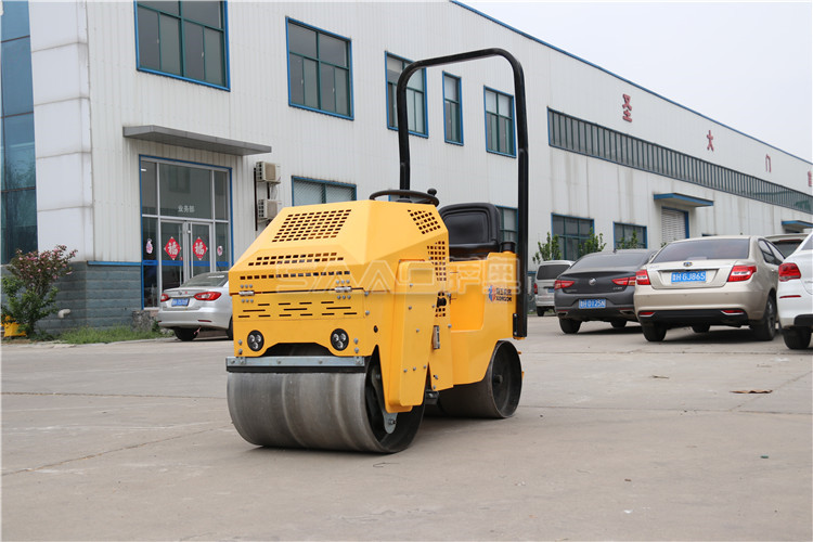  小型振動<font color='red'><font color='red'>壓路機</font></font>的剎車原