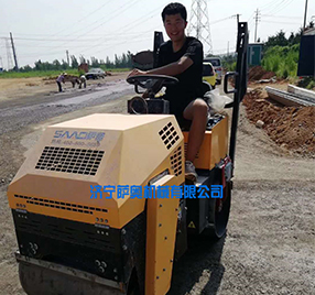 座駕振動壓路機，路面壓